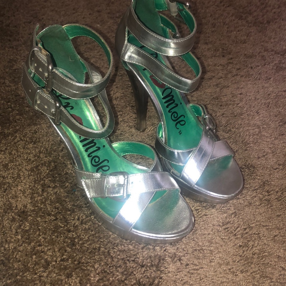 Silver Heels - Picture 2 of 3